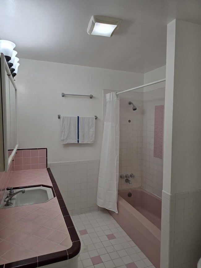 Building Photo - Single Family Home in Midway City for Rent