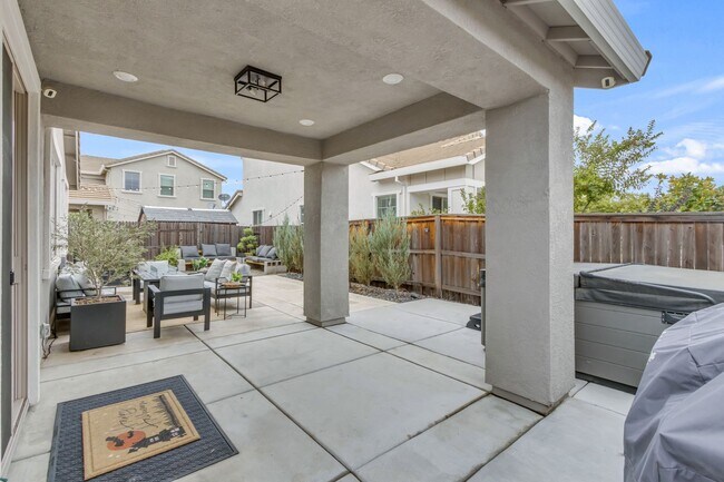 Building Photo - Newer Home on Large Corner Lot with Lots of Natural Light!