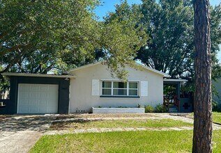 Building Photo - 3 bedroom 1 bath home with a large yard an...
