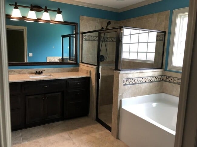 Building Photo - Modern Elegance in Valdosta: Spacious 4BR/...