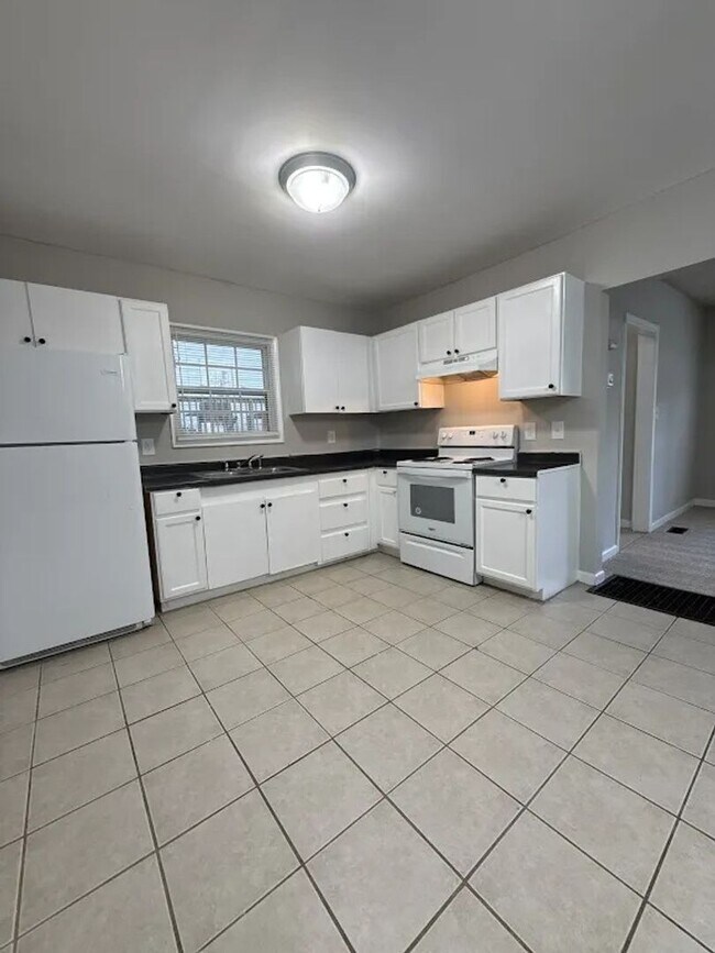 Building Photo - 450 Forrest Ridge Dr NW