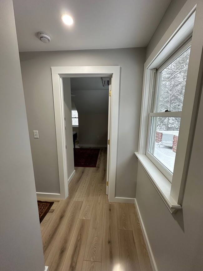 Building Photo - 1 Bedroom Furnished Apartment in Rindge