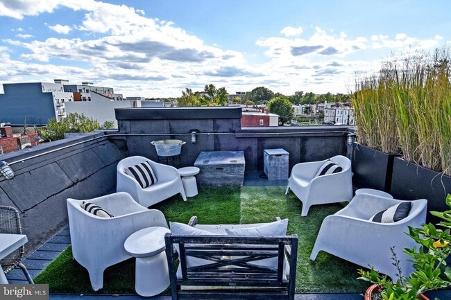 Building Photo - 1540 Levis St NE