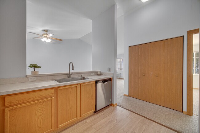 Building Photo - 2427 Silverstone Dr