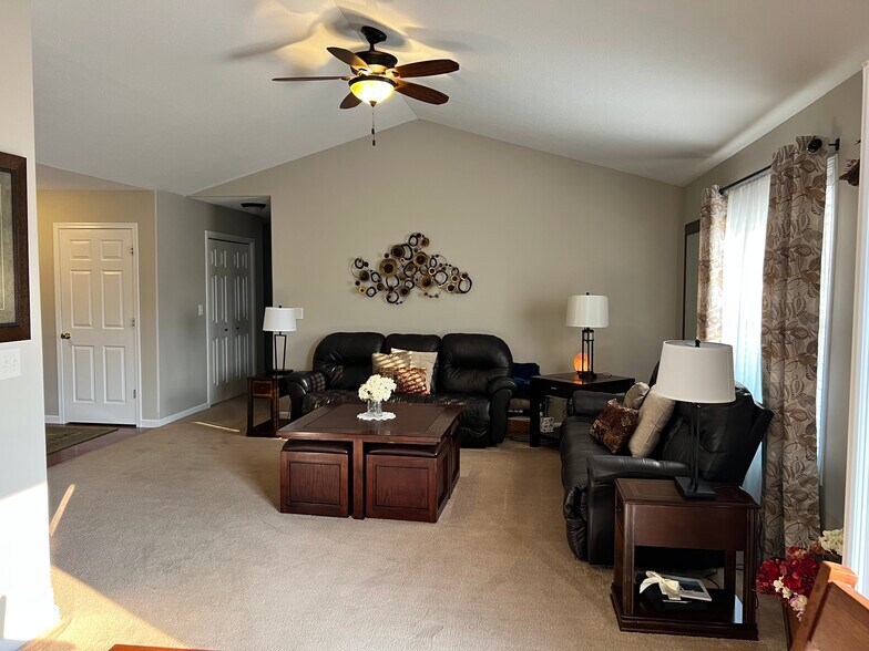 Building Photo - 1155 Swan Dr