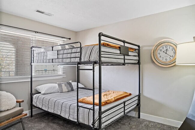 Building Photo - 1845 W Canyon View Dr