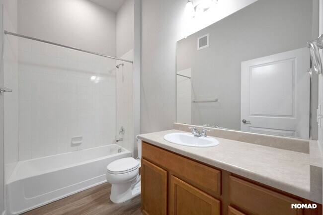 Building Photo - Charming 2BR-2BA Condo in Aurora Town Center