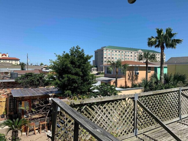 Building Photo - 2317 Bernardo De Galvez Ave