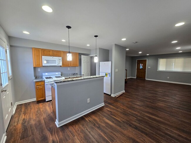 Building Photo - 3 Bedrooms 2 Car Garage