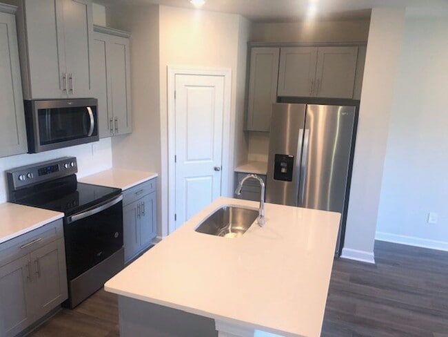 Building Photo - Newer Townhome with 1 Car Garage in Braemar Village! COMING SOON!