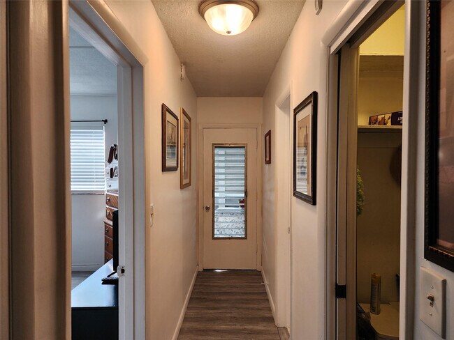 Building Photo - 17090 NE 14th Ave