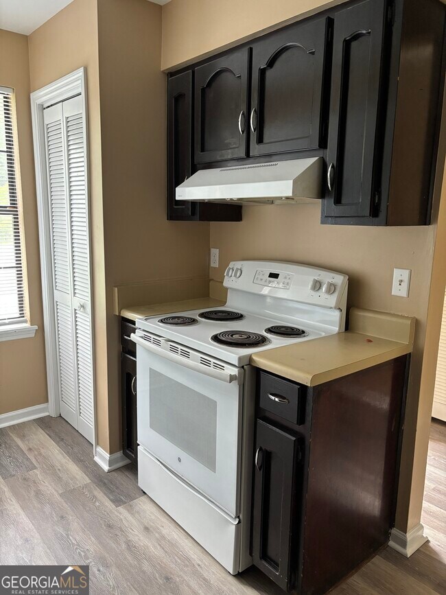 Building Photo - 207 Admiral's Walk Dr