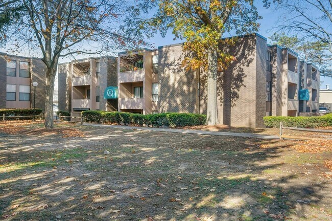 Building Photo - 10 Shrewsbury Green Dr