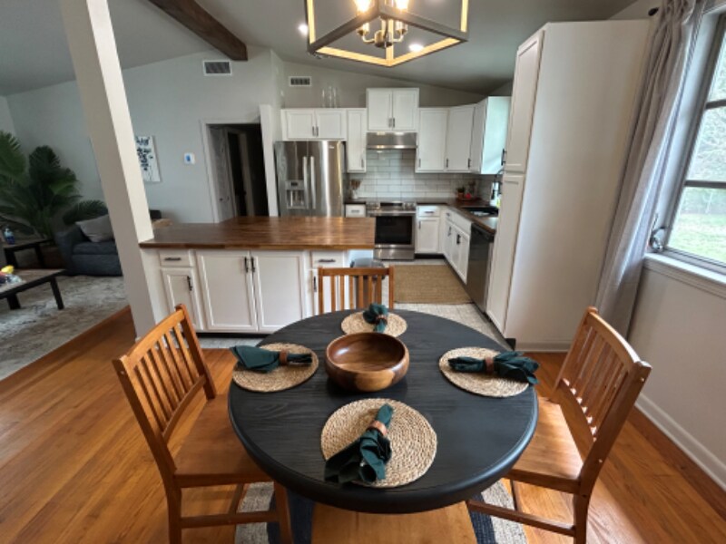 Building Photo - 7424 Roslyn Rd