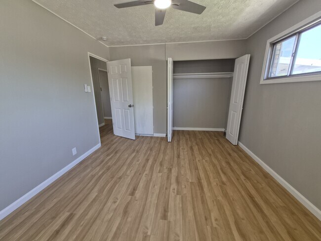 Building Photo - 464 Carol Dr