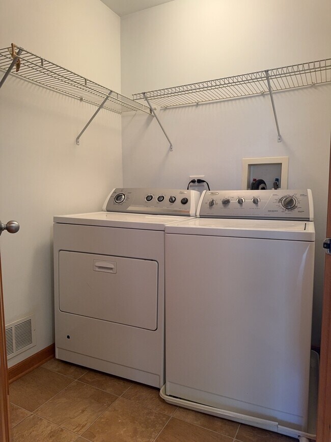 Building Photo - 2216 Evergreen Cir