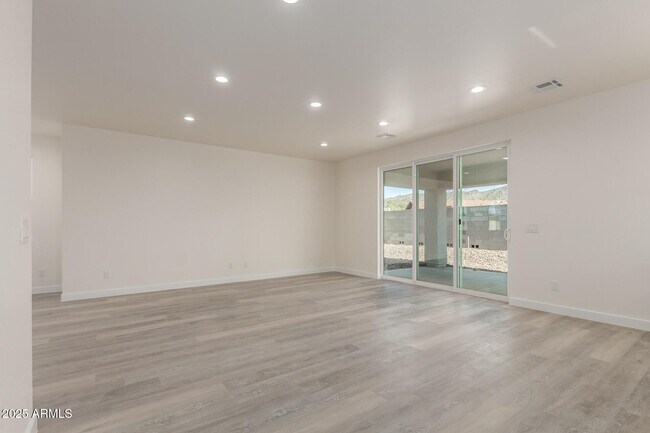 Building Photo - 957 E Desert Dr