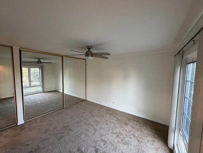Building Photo - "Discover Coastal Living: Spacious 2-Bed, 2-Bath Retreat in Newport Beach!"