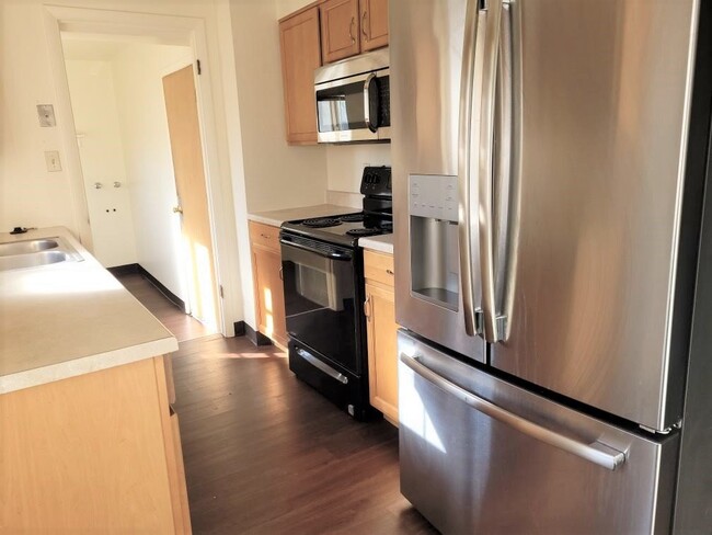 Building Photo - 2 bedroom 1 bath duplex with attached gara...