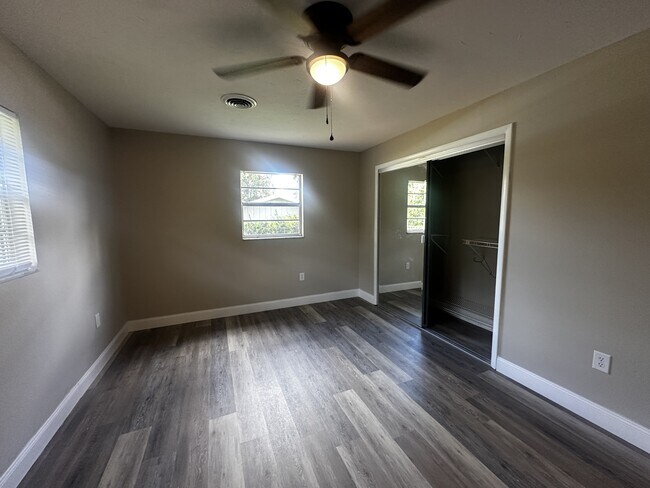 Building Photo - 3700 SE 34th Ct