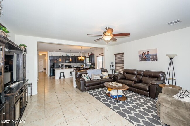 Building Photo - 9017 W Rolling Springs Dr