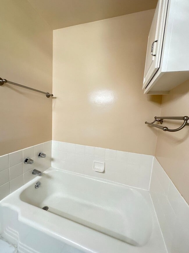 Building Photo - Lakewood 3 Bed Gorgeous House - New Paint ...