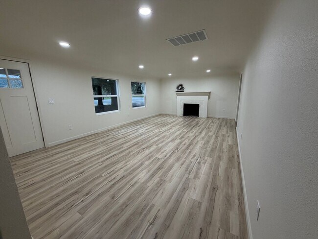 Building Photo - Sweet Home 3234