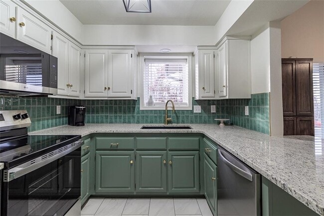 Building Photo - 16 Estes Dr