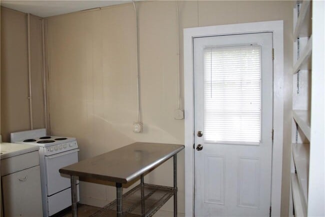 Building Photo - 906 Haysel St