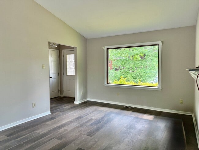 Building Photo - Adorable Recently Renovated 3 Bed 1.5 Bath...