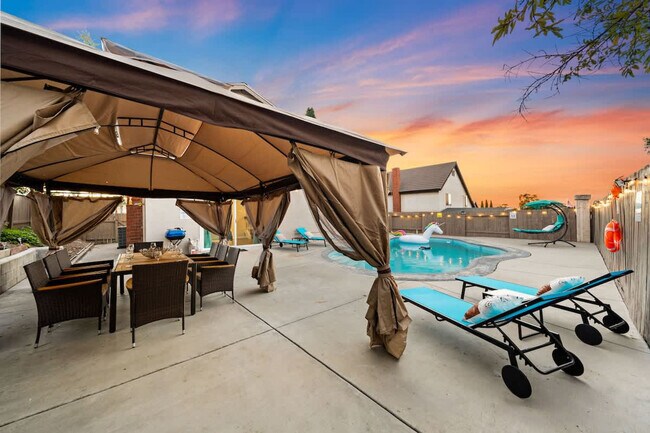 Building Photo - 13737 Via Tres Vistas