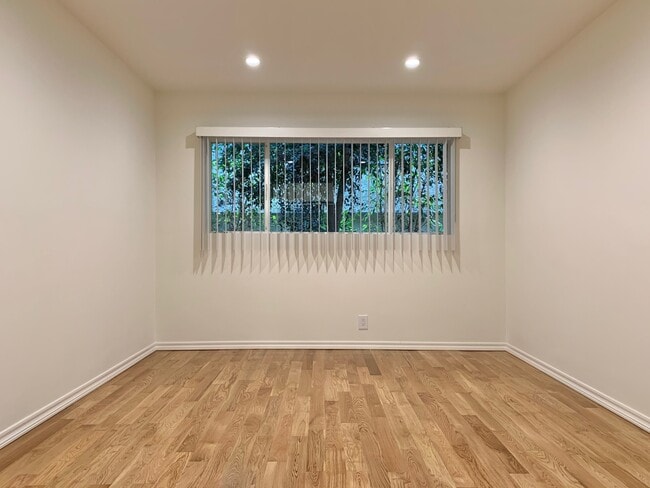 Building Photo - 1425 N Harper Ave