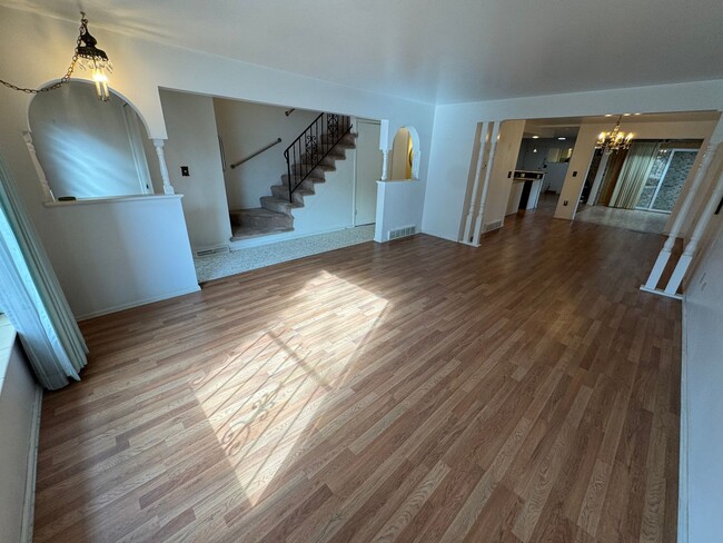 Building Photo - Spacious Southmoor Park Townhome