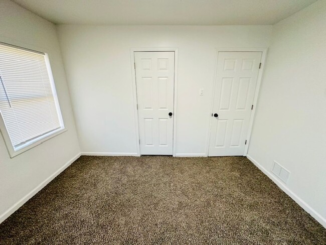 Building Photo - 3 Bedroom 1 Bath Welcome Section 8 Totally...