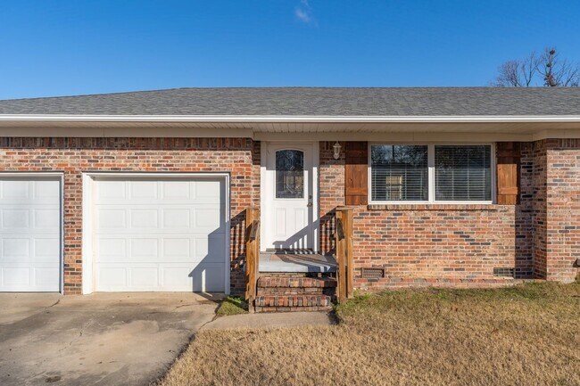 Building Photo - Gorgeous 3 Bedroom 2 Bathroom Home in Fort Smith