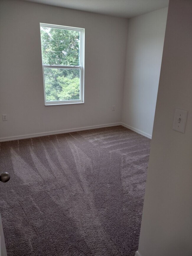 Building Photo - Beautiful 4 bedroom 2.5 Bathroom House For...