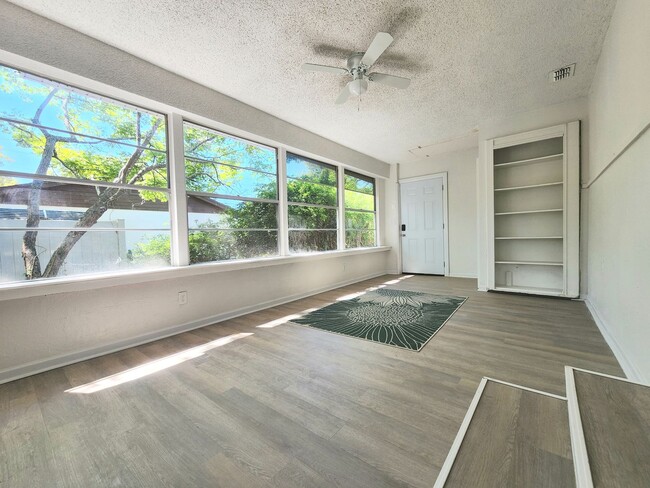 Building Photo - Beautifully renovated 2/2 duplex in the he...