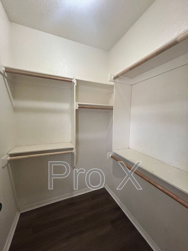 Building Photo - 2670 N Valencia Ave