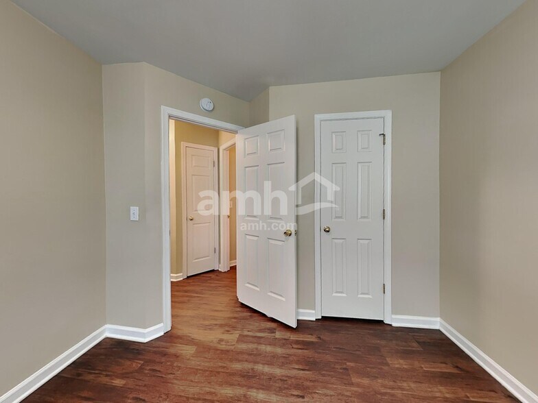 Building Photo - 7 Oleander Pt