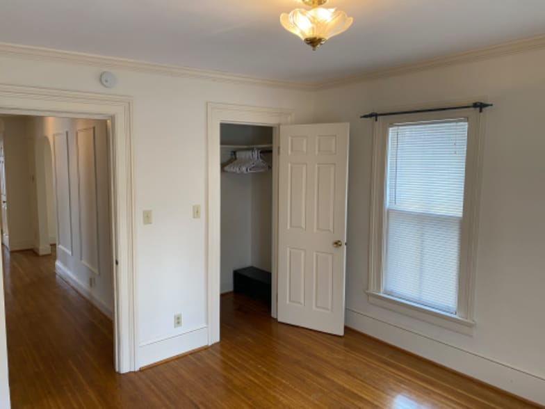 Building Photo - 1060 Park Ave