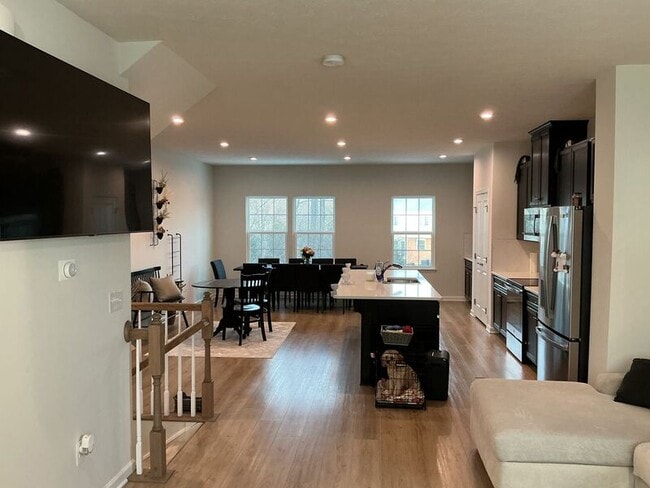 Building Photo - 836 Blackcomb Dr