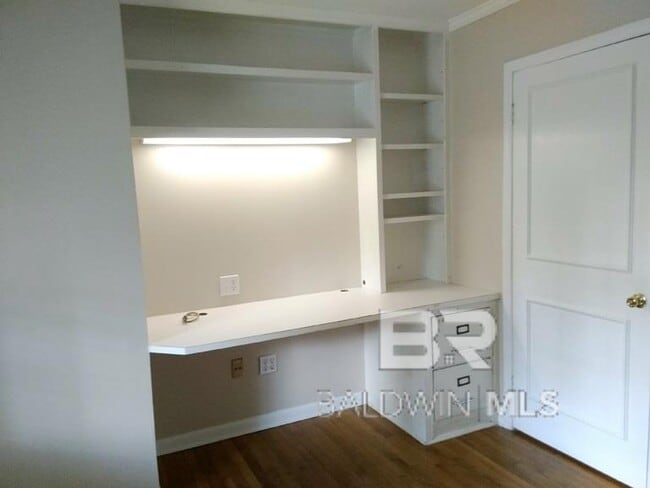 Building Photo - 25 Laurel Ave