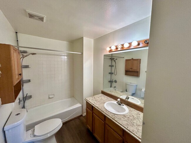 Building Photo - 2 Bedroom / 1 Bath Apartment In Bayfield