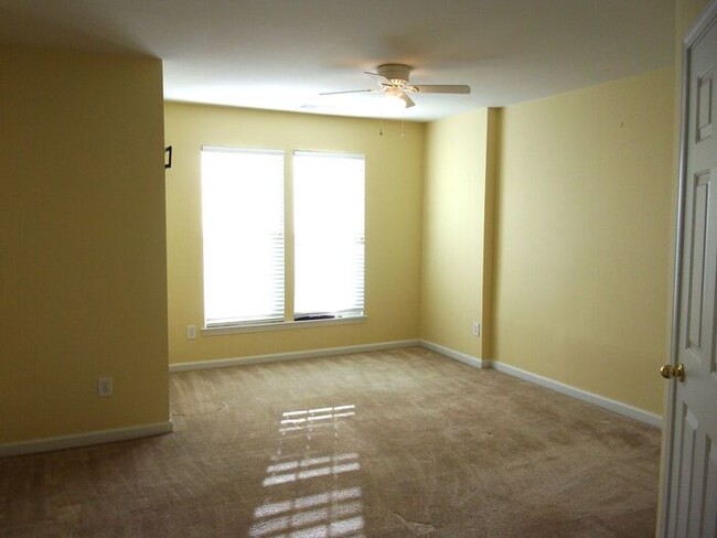 Building Photo - Spacious 3 Bedroom 2 1/2 Bath Townhome in ...