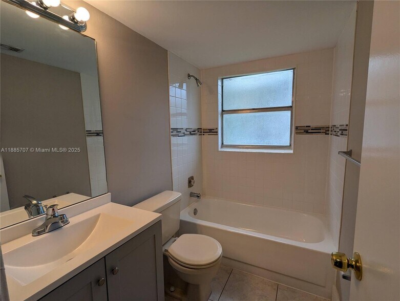 Building Photo - 10224 Twin Lakes Dr
