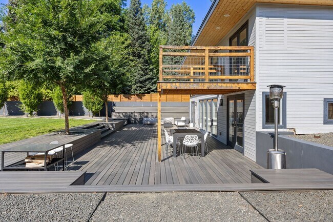 Building Photo - 5 bed 3.5 Bath Home in North Boulder W/Large Backyard, Swimming Pool & Jacuzzi!