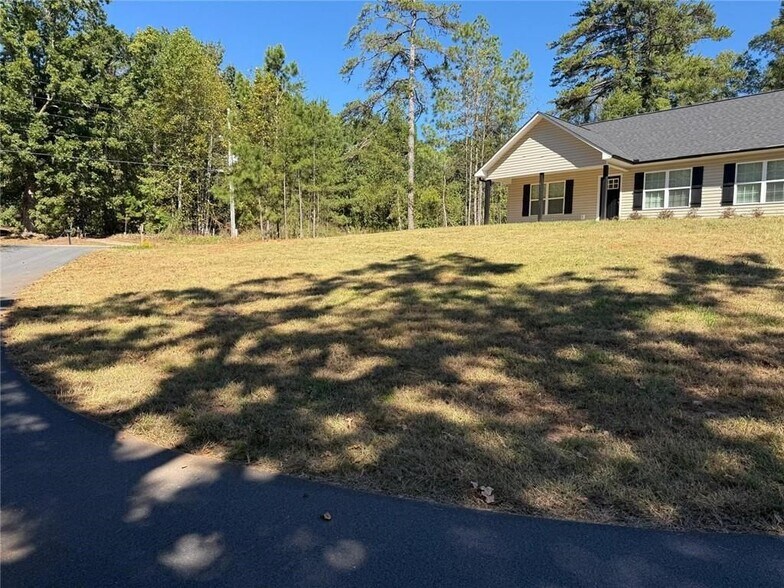 Building Photo - 635 Ben Higgins Rd