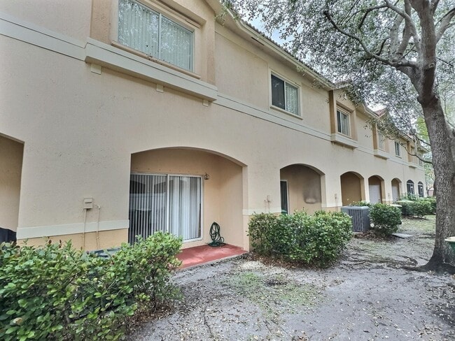 Building Photo - 8833 S Isles Cir
