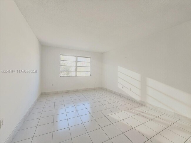 Building Photo - 1225 NE 124th St