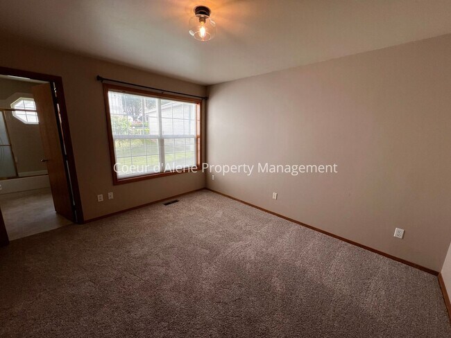 Building Photo - 8233 N Ridgewood Dr